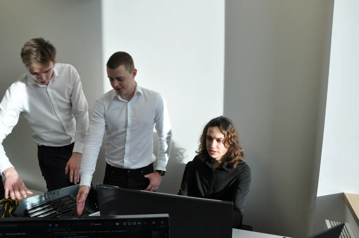 Inženýři Ollsoftu u otevřeného serveru a u pracovní stanice